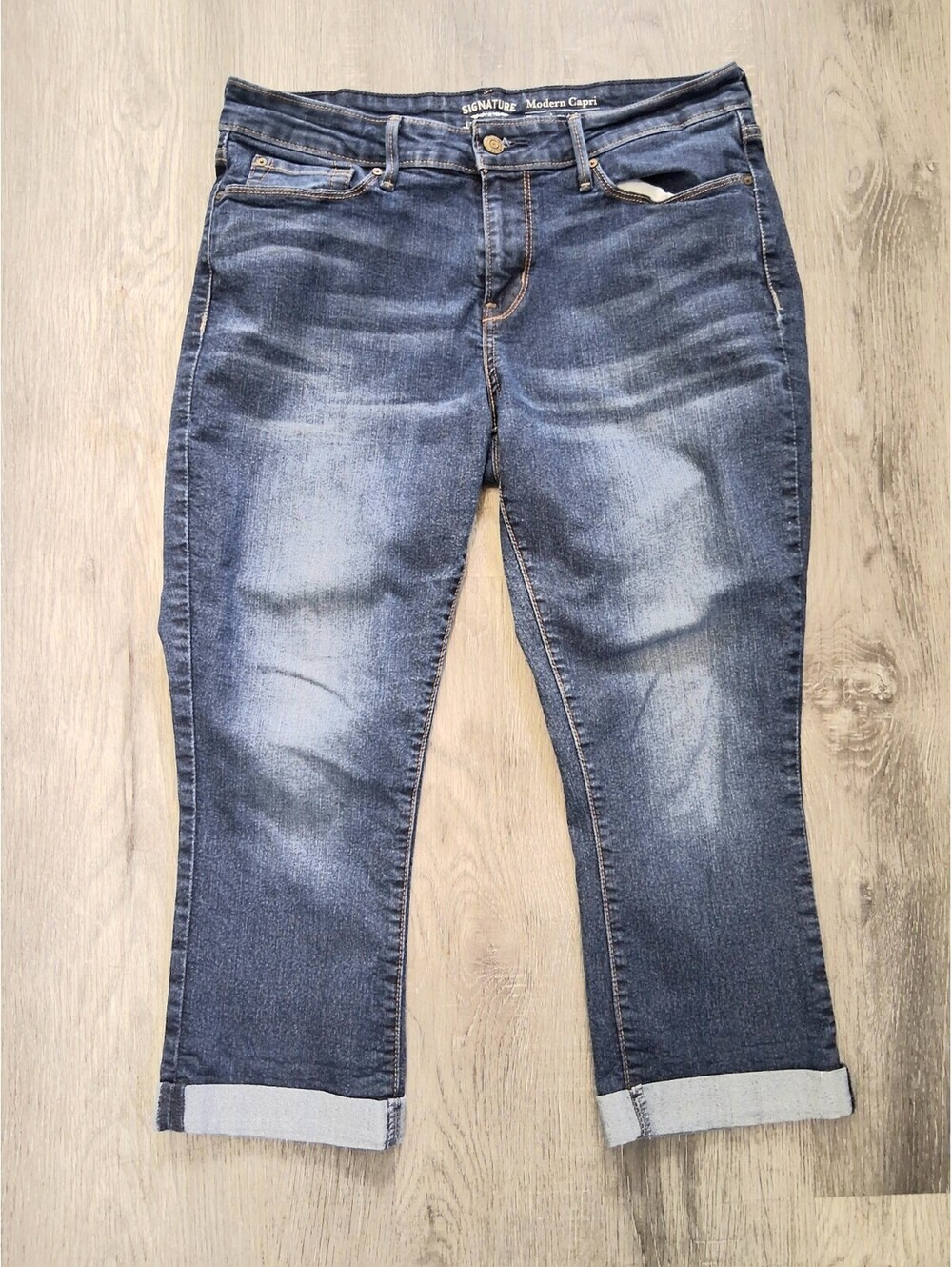Signature Levi's Strauss Woman's Size 12, 31x21 Modern Capri Pants Denim Jeans
